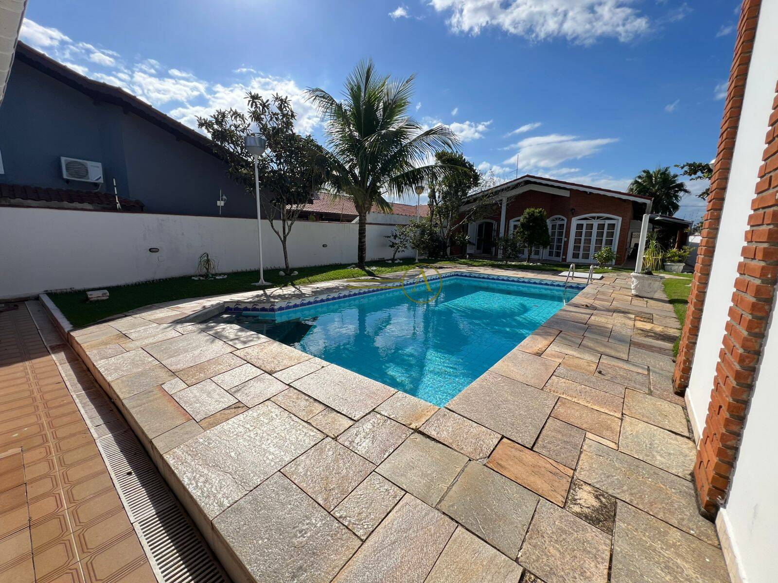 Casa, 5 quartos, 230 m² - Foto 1