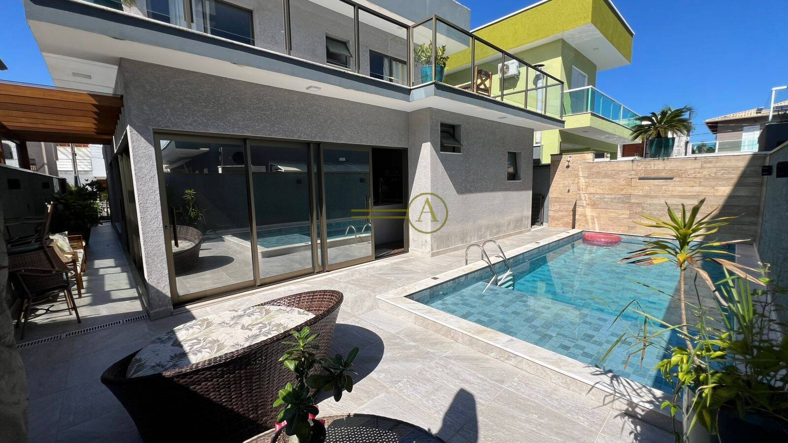 Casa, 4 quartos, 245 m² - Foto 1